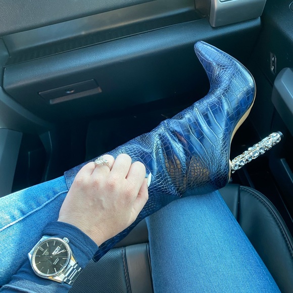 I’m Mo :) -Expect a little bit of everything here. FashionBeautyHomeFitnessDecor - Picture 3 of 16